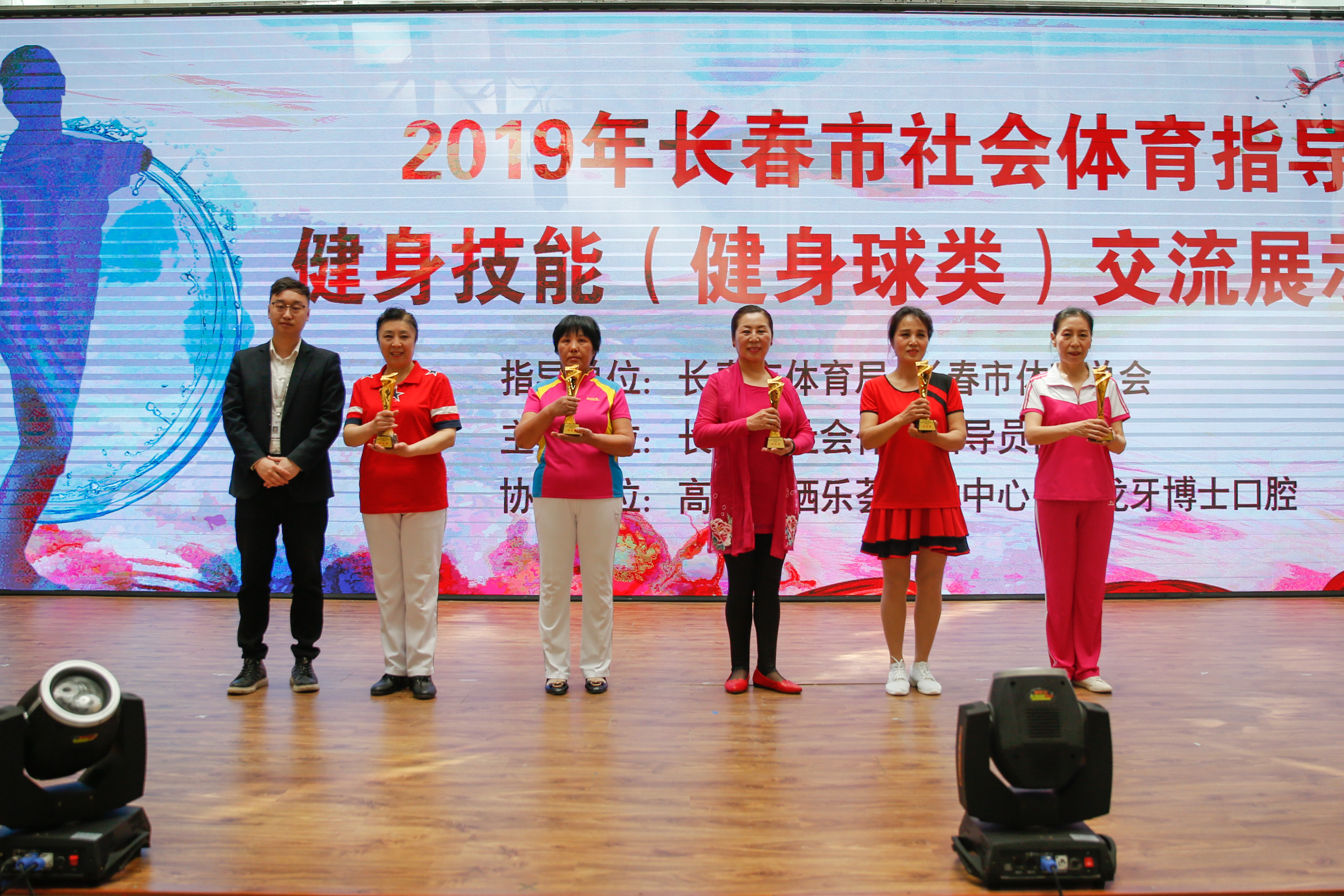 栖乐荟购物中心 刘帅颀为获得集体自选项目优秀奖的队伍颁奖.jpg